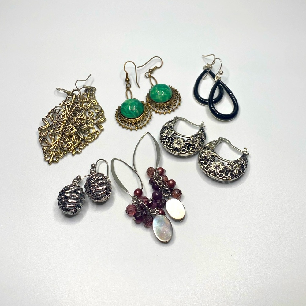 Mixed lot of earrings. 
Cute.